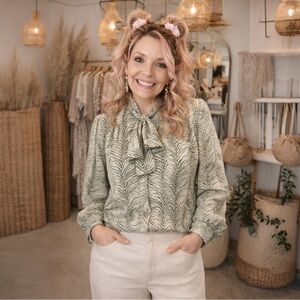 VINTAGE fern green and cream colored pussycat bow blouse Drew Barrymore style